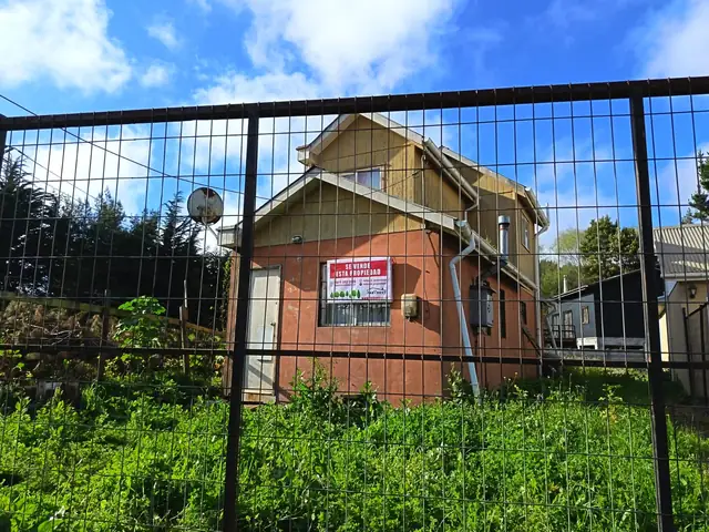 SE VENDE SITIO CON CASA A PASOS DE LA PLAYA DICHATO